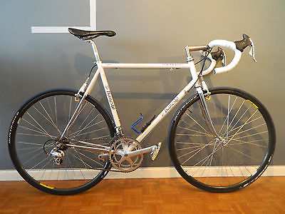 Y tampoco podía faltar, la bicicleta de Induarain, con la que ganó su último Tour en 1995