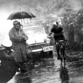 Imagen de la mítica subida de Gaul al Monte Bondone en el Giro de 1956