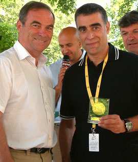 Sergi López-Egea recibe la Medalla a la Fidelidad del Tour de manos de Bernard Hinault en 2010
