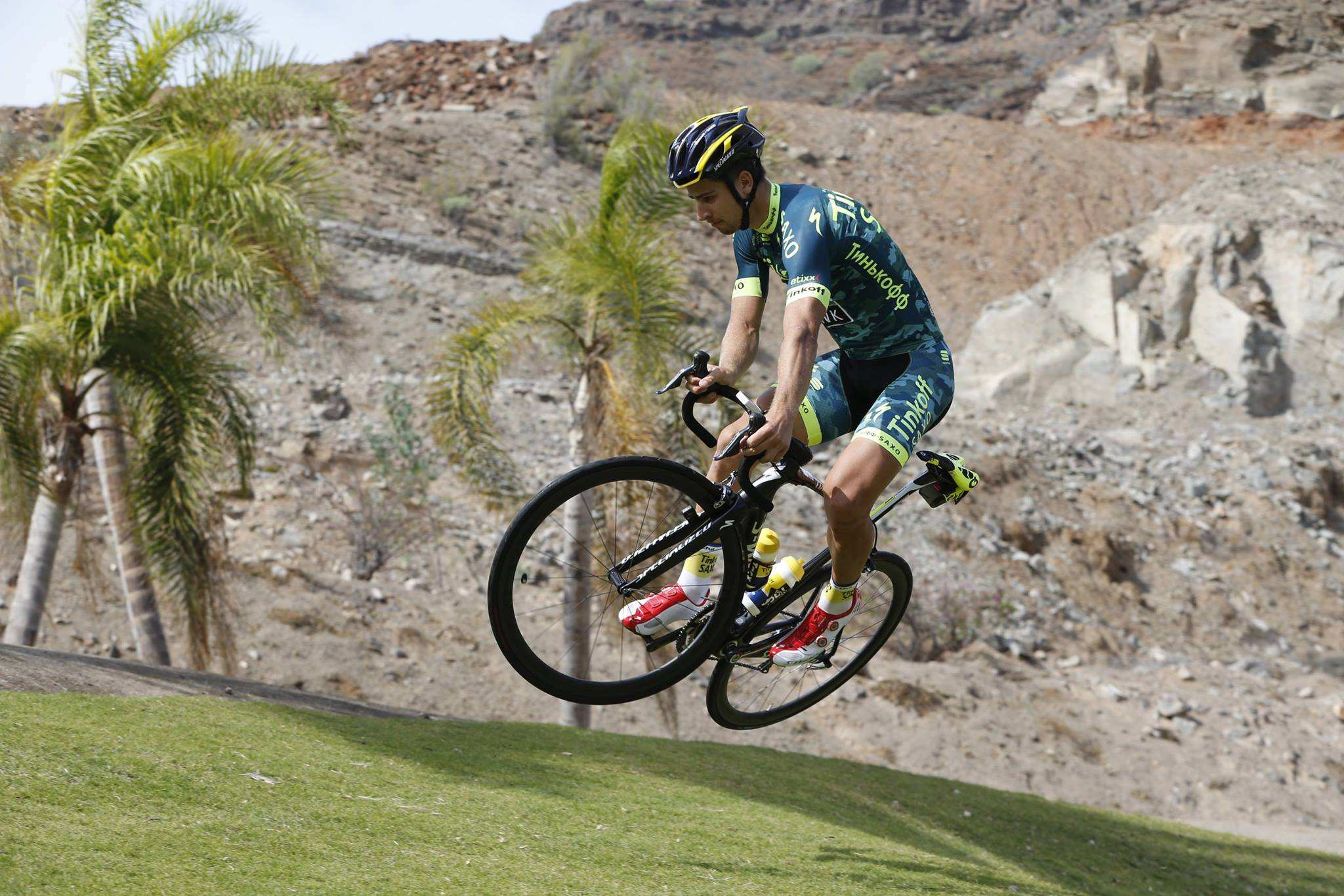 Sagan saltando con la bici