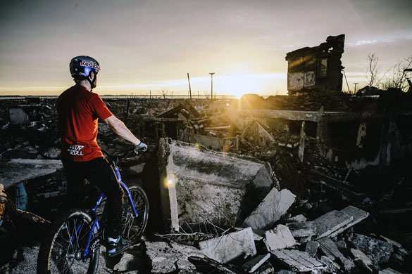 Danny Macaskill el ciclista acrobático en las ruinas de la ciudad