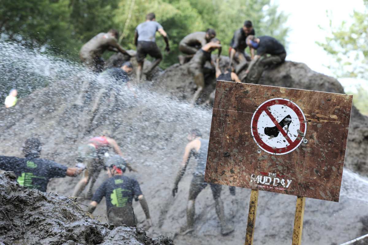 Carrera obstáculos barro