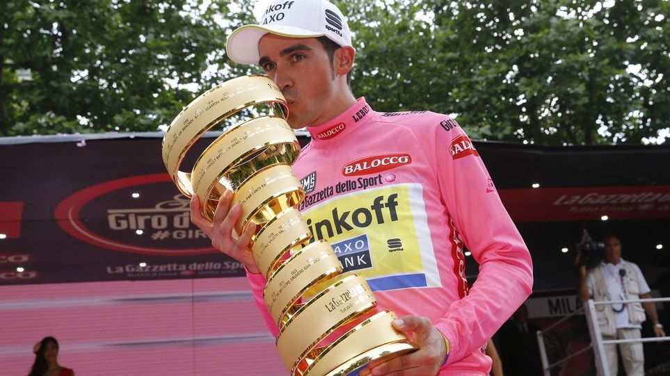 Contador con el precioso trofeo del Giro