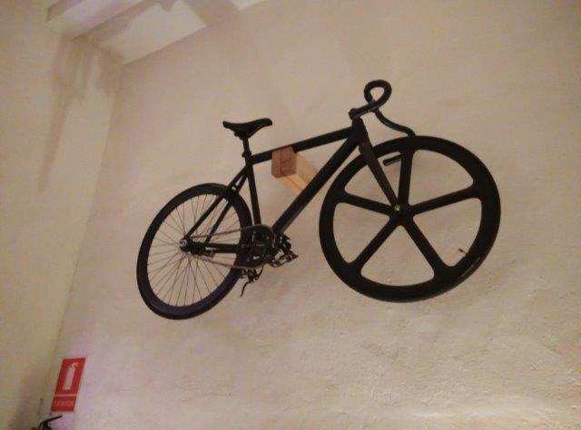 Bicicleta en la pared de un bar como adorno. Un adorno para enamorarse 