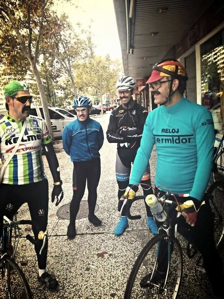 puerta solitario Disfrazado En bici con bigote: carrera ciclista Movember en Zaragoza