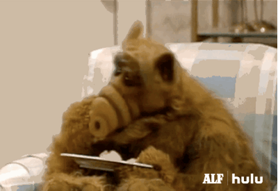 Alf viendo la tele