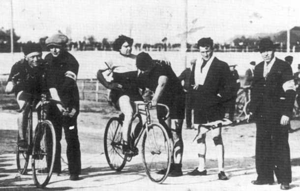 Una imagen de Alfonsina en 1923, una año antes de disputar el Giro