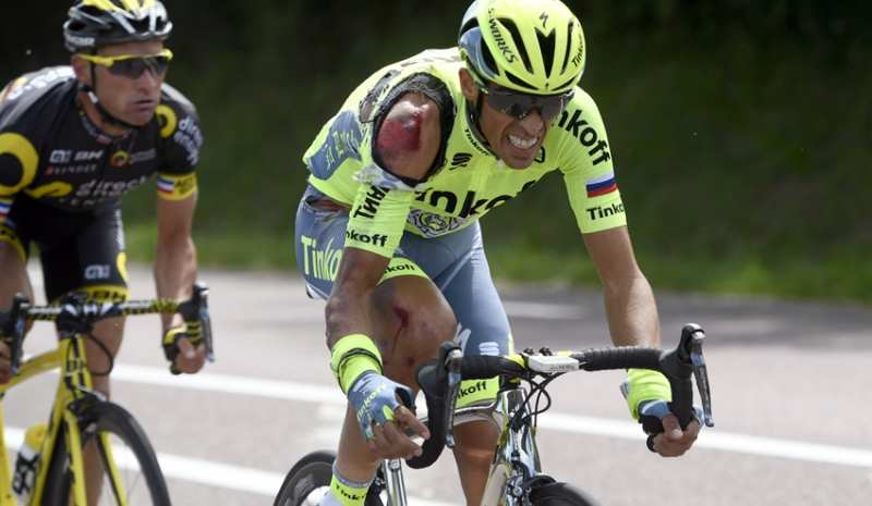 Imagen de Contador con las secuelas de la primera de sus caídas