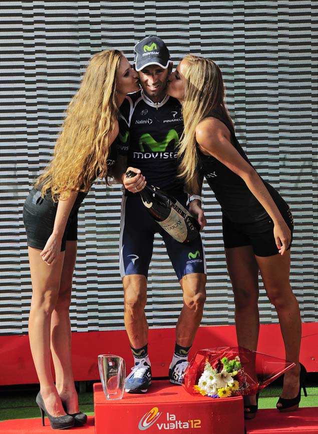 Foto de Valverde besado por dos azafatas en el podio de la Vuelta