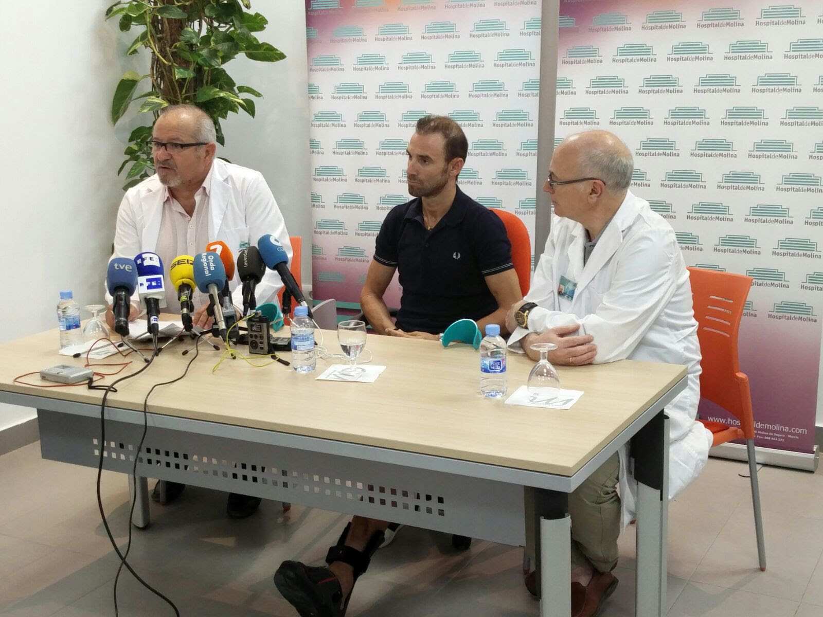 Alejandro Valverde y doctores del Hospital de Molina