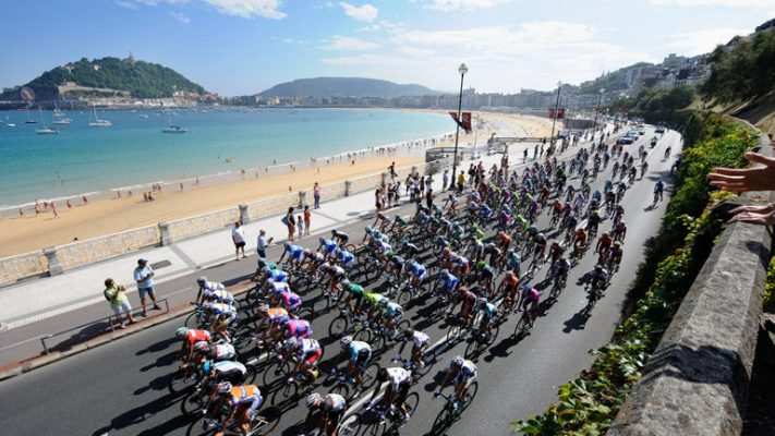 Imagen de los ciclistas pasando por la playa de la Concha en San Sebastián