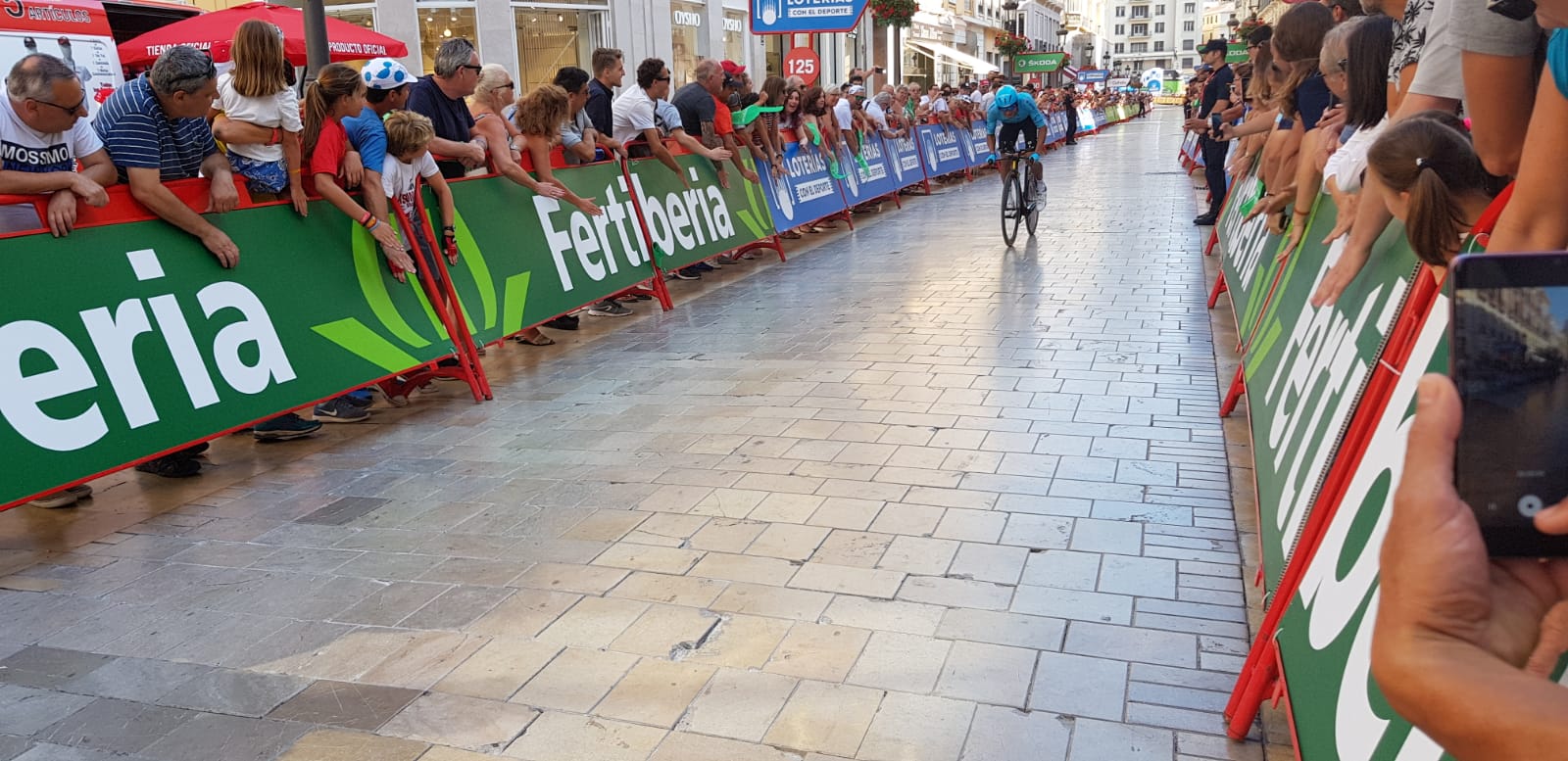 Primera etapa de la Vuelta 2018 en Maálga con las vallas de Fertiberia