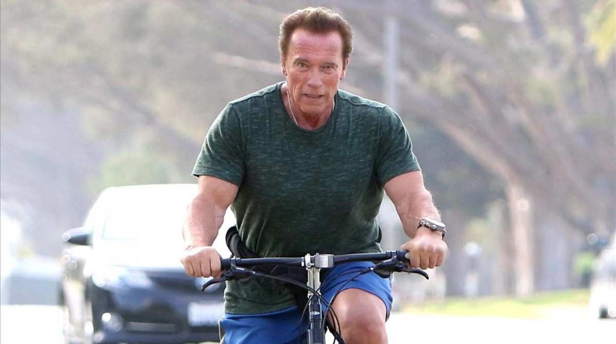Arnold Schwarzenegger en bicicleta
