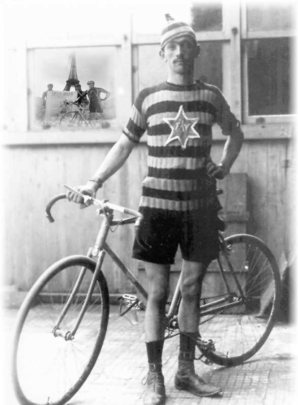 Vicente Blanco 'El cojo' posa orgulloso con su bicicleta