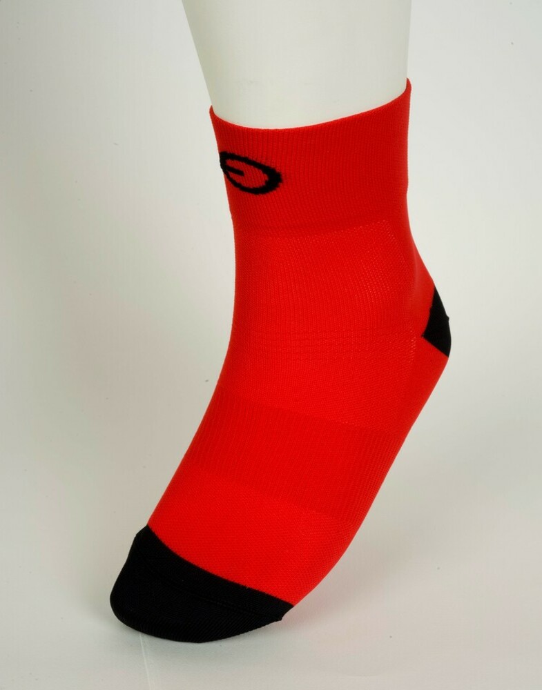 calcetín rojo de ciclismo