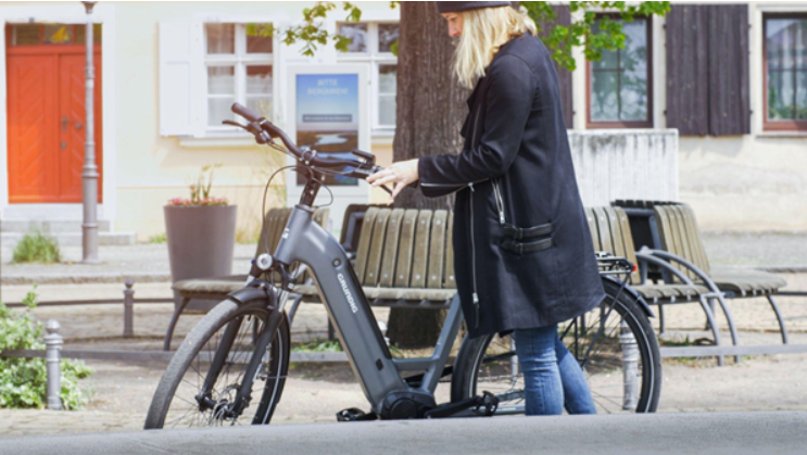 moderna con bici electrica